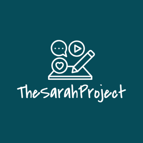 Ein Logo bestehend aus einem Symbol und darunter der Schrift "TheSarahProject" in weiß auf dunklem Grund; das Symbol ist ein liegendes Tablet mit einem Stift und drei Kreisen darüber. In den Kreisen sind die Zeichen für Kommentar, Play und Like zu sehen.